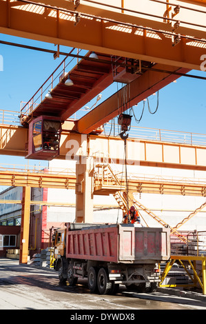 Caricamento di prodotti di cemento nel carrello Foto Stock