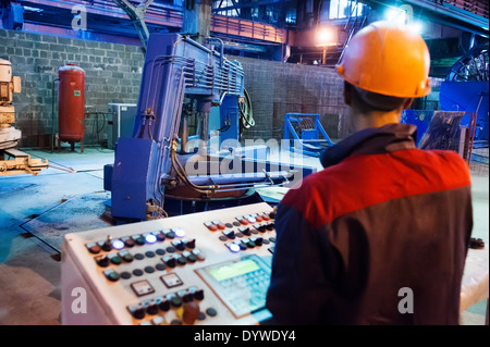 Sulla pianta di prodotti ferroconcrete lavoratore Foto Stock