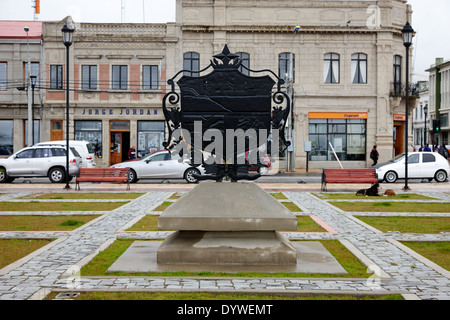 Punta Arenas lo stemma di una scultura in waterfront park Cile Foto Stock