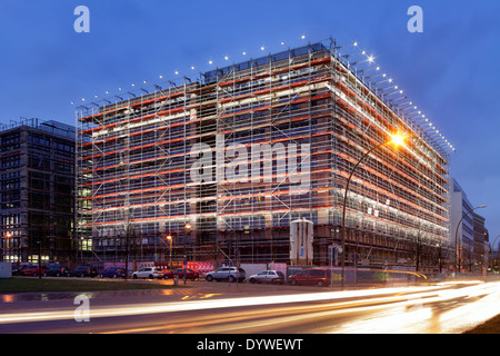 Berlino, Germania, illuminato ponteggio presso il nuovo Hotel + Office Campus Berlin Foto Stock