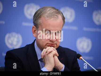 New York, Stati Uniti d'America. Xxv Aprile, 2014. Ukrainian il Vice Ministro degli Esteri Danylo Loubkiesky reagisce durante un briefing con la stampa presso la sede delle Nazioni Unite a New York, il 25 aprile 2014. Danylo Loubkiesky accusato la Russia di non attuazione della Dichiarazione di Ginevra. "Abbiamo la domanda e invitare le autorità russe a ritirare le truppe dal confine ucraino,' detto Loubkiesky la conferenza stampa. Credito: Niu Xiaolei/Xinhua/Alamy Live News Foto Stock