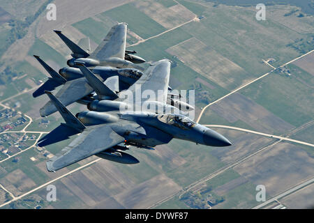 US Air Force F-15 Eagle fighter aircraft con il 493rd Expeditionary Fighter Squadron durante una missione di addestramento con il lituano air force Aprile 24, 2014 oltre la Lituania . La XLVIII Air Expeditionary Group è stato di conduzione del Baltico aria missione di polizia qui dal gennaio e sarà la consegna di una missione per il polacco della Air Force all'inizio di maggio. Foto Stock