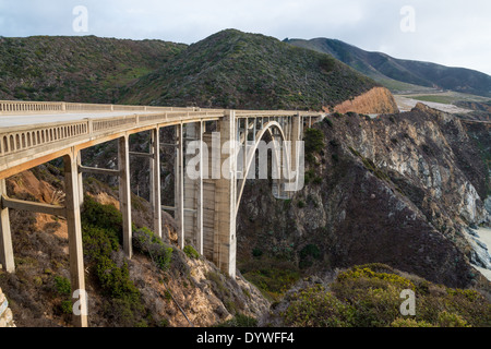 Lo storico ponte Bixby sulla Pacific Coast Highway California Big Sur Foto Stock