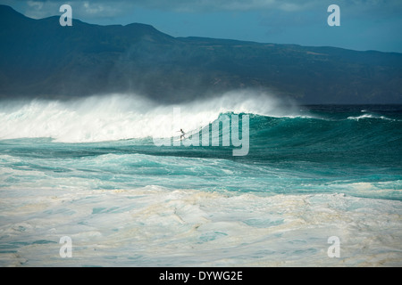 Surfers presso la famosa spiaggia di Hookipa nel North Shore di Maui. Foto Stock