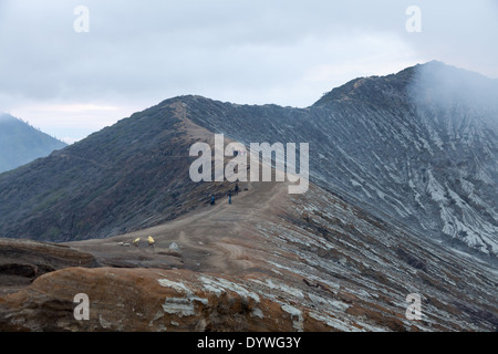 Paesaggio di Kawah Ijen - Crater Rim (Banyuwangi Regency, East Java, Indonesia) Foto Stock