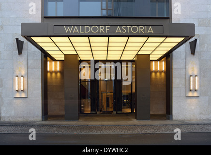 Berlino, Germania, l'ingresso del Waldorf Astoria Hotel Foto Stock