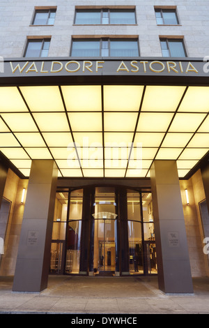 Berlino, Germania, l'ingresso del Waldorf Astoria Hotel Foto Stock