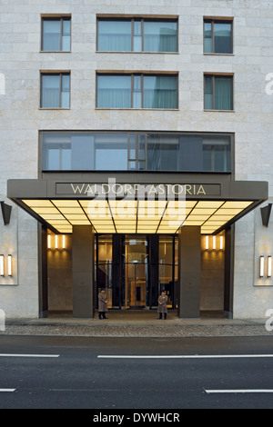 Berlino, Germania, l'ingresso del Waldorf Astoria Hotel Foto Stock