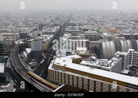 Berlino, Germania, guardando la testa su strada in direzione nord Foto Stock