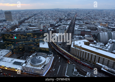 Berlino, Germania, guardando la testa su strada in direzione nord al crepuscolo Foto Stock