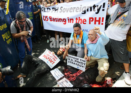 Manila, Filippine. Xxv Aprile, 2014. I gruppi militanti hanno protestato davanti all'ambasciata degli Stati Uniti a Manila contro la presenza di truppe USA nelle Filippine. Il presidente statunitense baracca Obama sarà in visita nelle Filippine come sua ultima tappa del suo tour in Asia. Credito: Mark Fredesjed R. Cristino/Pacific Press/Alamy Live News Foto Stock