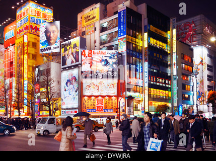 Akihabara strade con brillante segni colorati di notte a Tokyo in Giappone. Foto Stock