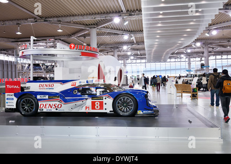 Denso Toyota Hybrid TS040 race car a Toyota Mega Web città vetrina a Odaiba, presso Tokyo, Giappone Foto Stock