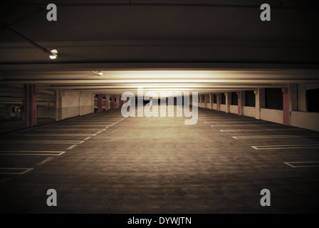 Vuoto parcheggio garage di notte Foto Stock