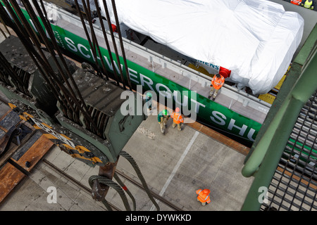 Berlino, Germania, la manipolazione di un della turbina a gas Siemens di Berlino occidentale di porto Foto Stock