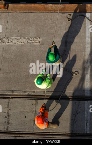 Berlino, Germania, i lavoratori portuali in Berlin West Harbour Foto Stock