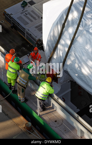 Berlino, Germania, la manipolazione di un della turbina a gas Siemens di Berlino occidentale di porto Foto Stock