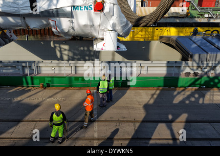 Berlino, Germania, la manipolazione di un della turbina a gas Siemens di Berlino occidentale di porto Foto Stock