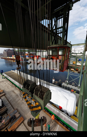 Berlino, Germania, la manipolazione di un della turbina a gas Siemens di Berlino occidentale di porto Foto Stock