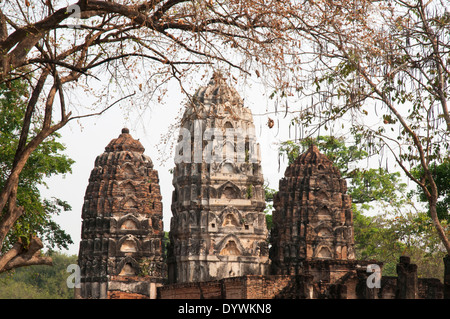 Il Khmer-style prangs di Wat Si Sawai, Sukhothai Historical Park, Thailandia Foto Stock