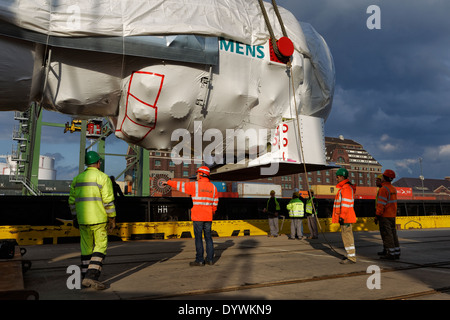 Berlino, Germania, la manipolazione di un della turbina a gas Siemens di Berlino occidentale di porto Foto Stock