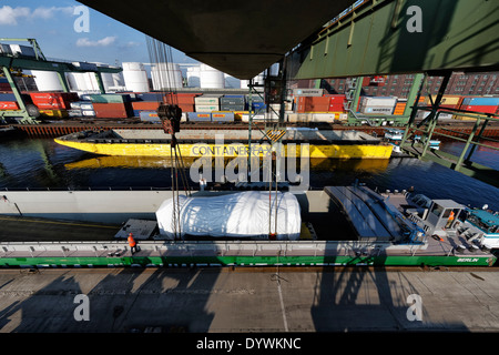 Berlino, Germania, la manipolazione di un della turbina a gas Siemens di Berlino occidentale di porto Foto Stock