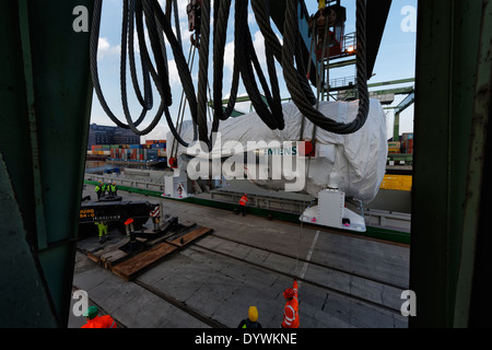 Berlino, Germania, la manipolazione di un della turbina a gas Siemens di Berlino occidentale di porto Foto Stock