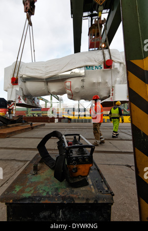 Berlino, Germania, la manipolazione di un della turbina a gas Siemens di Berlino occidentale di porto Foto Stock