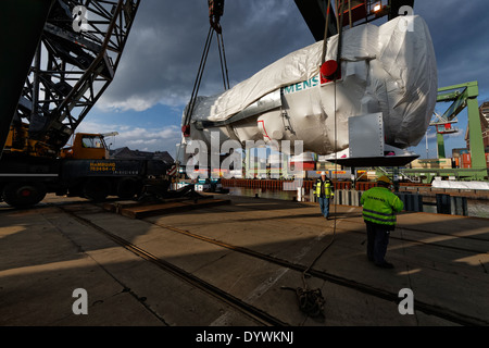 Berlino, Germania, la manipolazione di un della turbina a gas Siemens di Berlino occidentale di porto Foto Stock