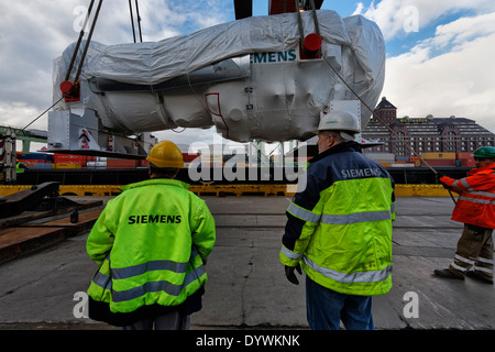 Berlino, Germania, la manipolazione di un della turbina a gas Siemens di Berlino occidentale di porto Foto Stock