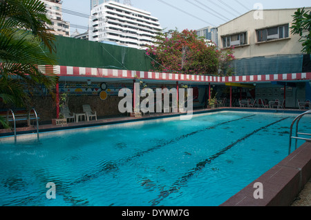 Stile anni sessanta piscina dell'albergo atlanta, Sukhumvit Soi 2, Bangkok Foto Stock