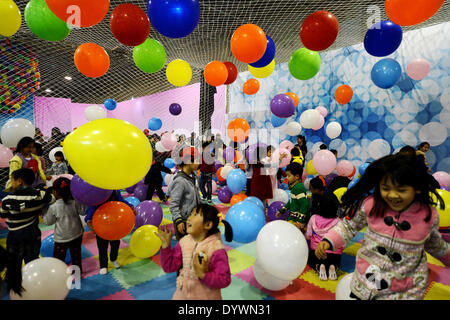 Hefei, cinese della provincia di Anhui. 26 apr 2014. I bambini giocano a palloncino carnevale di Hefei, a est della capitale cinese della provincia di Anhui, 26 aprile 2014. Credito: Zhang Duan/Xinhua/Alamy Live News Foto Stock