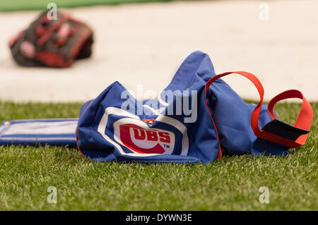 Milwaukee, Wisconsin, Stati Uniti d'America. Xxv Aprile, 2014. Aprile 25, 2014: A Chicago Cubs sacchetto si siede sul terreno durante la pratica di ovatta appena prima dell'inizio della Major League Baseball gioco tra il Milwaukee Brewers e il Chicago Cubs a Miller Park di Milwaukee, WI. John Fisher/CSM/Alamy Live News Foto Stock