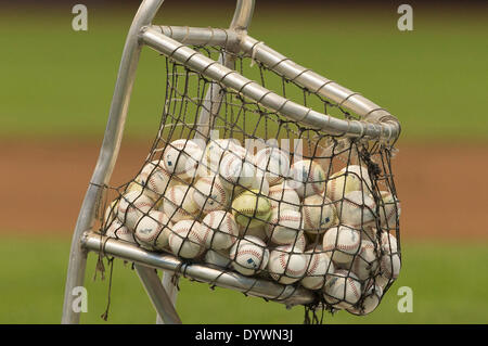 Milwaukee, Wisconsin, Stati Uniti d'America. Xxv Aprile, 2014. Aprile 25, 2014: Major League baseballs sedersi in un cestello durante la pratica di ovatta appena prima dell'inizio della Major League Baseball gioco tra il Milwaukee Brewers e il Chicago Cubs a Miller Park di Milwaukee, WI. John Fisher/CSM/Alamy Live News Foto Stock