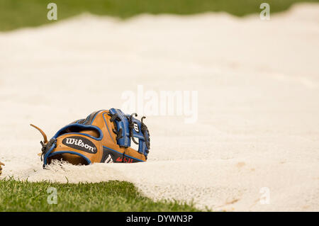 Milwaukee, Wisconsin, Stati Uniti d'America. Xxv Aprile, 2014. 25 aprile 2014: una Wilson guanto sulla terra prima dell'inizio della Major League Baseball gioco tra il Milwaukee Brewers e il Chicago Cubs a Miller Park di Milwaukee, WI. John Fisher/CSM/Alamy Live News Foto Stock