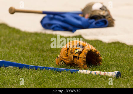 Milwaukee, Wisconsin, Stati Uniti d'America. Xxv Aprile, 2014. Aprile 25, 2014: un guanto di Wilson sul terreno durante la pratica di ovatta appena prima dell'inizio della Major League Baseball gioco tra il Milwaukee Brewers e il Chicago Cubs a Miller Park di Milwaukee, WI. John Fisher/CSM/Alamy Live News Foto Stock