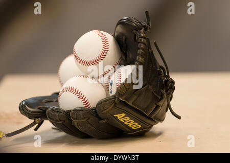 Milwaukee, Wisconsin, Stati Uniti d'America. Xxv Aprile, 2014. Aprile 25, 2014: un guanto siede in piroga riempito di baseballs appena prima dell'inizio della Major League Baseball gioco tra il Milwaukee Brewers e il Chicago Cubs a Miller Park di Milwaukee, WI. John Fisher/CSM/Alamy Live News Foto Stock