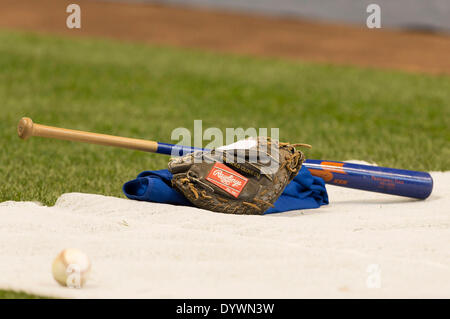 Milwaukee, Wisconsin, Stati Uniti d'America. Xxv Aprile, 2014. Aprile 25, 2014: Un Rawlings catturatori guanto giace sul terreno durante la pratica di ovatta appena prima dell'inizio della Major League Baseball gioco tra il Milwaukee Brewers e il Chicago Cubs a Miller Park di Milwaukee, WI. John Fisher/CSM/Alamy Live News Foto Stock