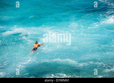 Surfers presso la famosa spiaggia di Hookipa nel North Shore di Maui. Foto Stock