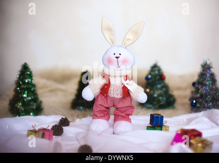 Giocattolo di Natale coniglio su alberi di sfondo Foto Stock