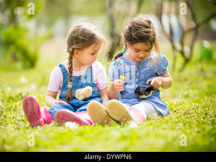 Due bambine con i polli Foto Stock