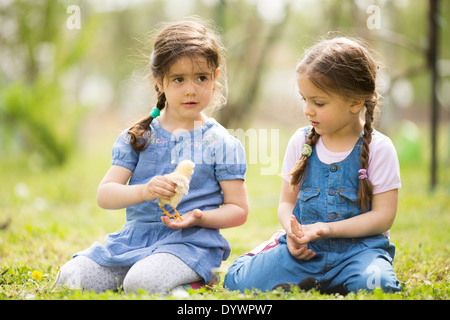 Due bambine con i polli Foto Stock