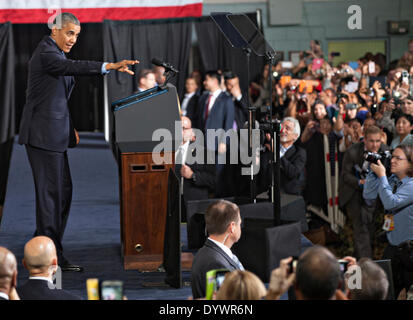 Il Presidente Usa Barack Obama onde prima di parlare di truppe e le loro famiglie a U.S. Army Garrison Yongsan Aprile 26, 2014 a Seul, Corea del Sud. Obama ha avvertito la Corea del Nord che gli Stati Uniti "non esiterà a usare la nostra forza militare' per difendere gli alleati. Foto Stock