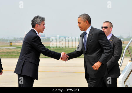 Il Presidente Usa Barack Obama è accolto da ambasciatore per la Repubblica di Corea sung Kim al suo arrivo a Osan Air Base 25 aprile 2014 Pyeongtaek, Corea del Sud. Foto Stock