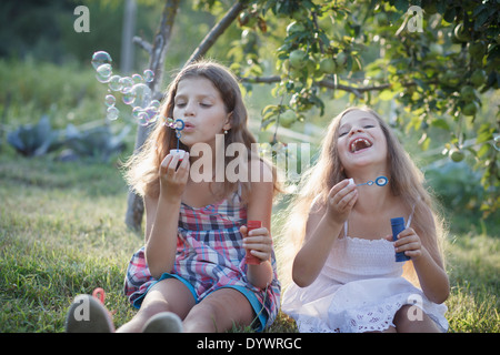 I fratelli soffiando bolle di sapone Foto Stock