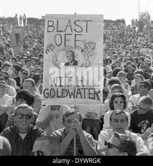 Folla a una politica dei rally per il senatore Barry Goldwater a San Diego, California, Stati Uniti d'America nei primi anni sessanta Foto Stock