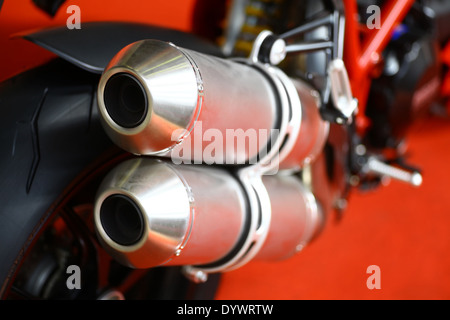 Immagine ravvicinata di un motociclo in tubi di scarico. Foto Stock