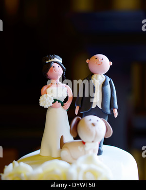 Primo piano della torta di nozze che mostra la sposa e lo sposo e il cane. Foto Stock