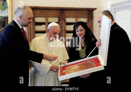 Vaticano, Roma, Italia. 24 apr 2014. Papa Francesco ha ricevuto in udienza il Primo Ministro della Repubblica di Albania, il Sig. Edi Rama. Credito: Davvero Facile Star/Alamy Live News Foto Stock