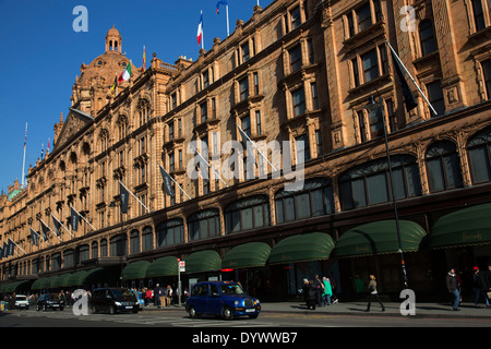 Esterno dei magazzini Harrods nella esclusiva area di Knightsbridge. West London, Regno Unito. Foto Stock